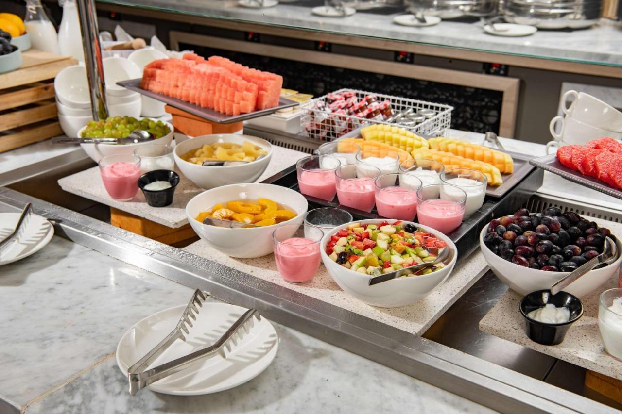 Park Inn By Radisson Makkah Aziziyah Mecca ภายนอก รูปภาพ A buffet breakfast at a luxury hotel