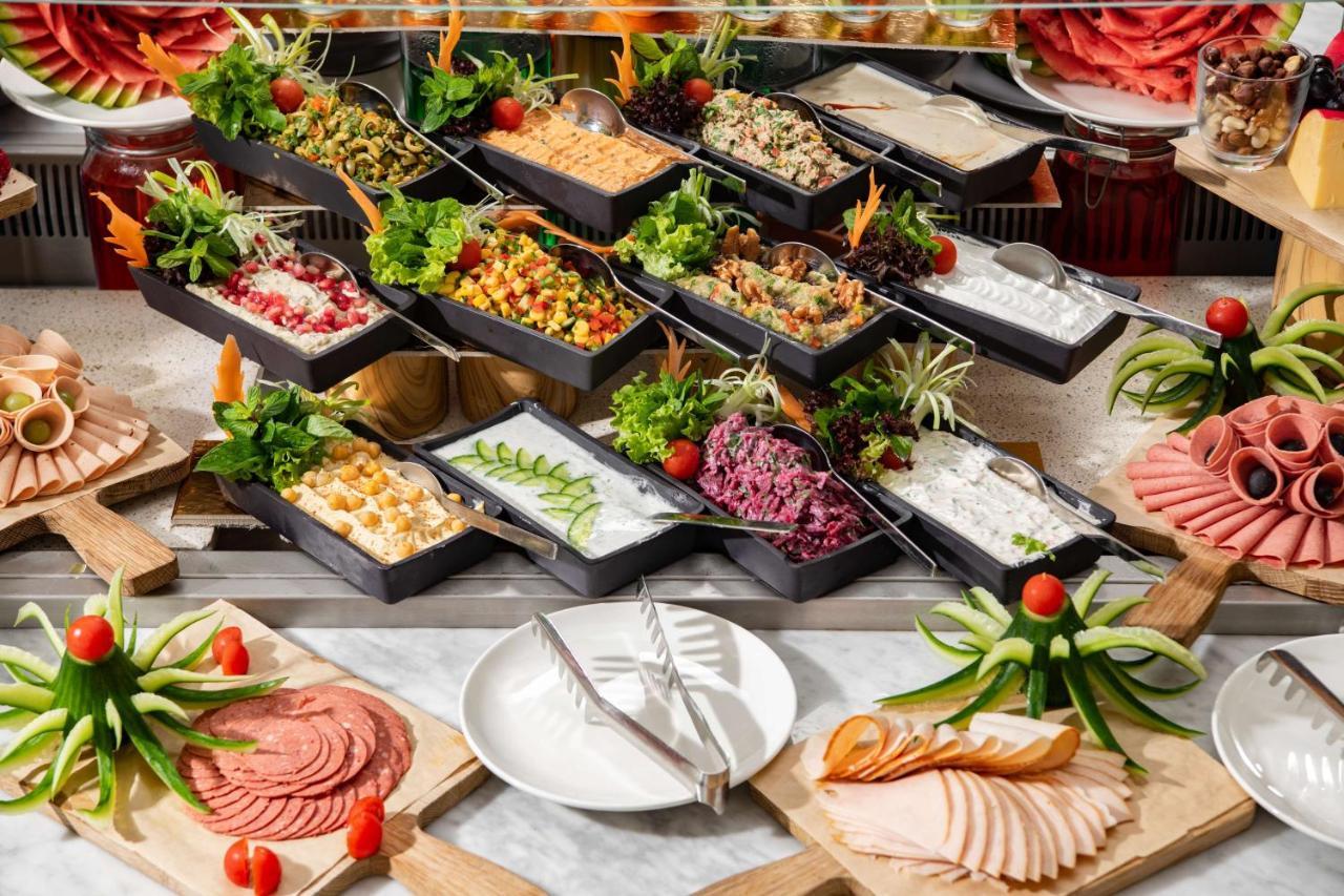 Park Inn By Radisson Makkah Aziziyah Mecca ภายนอก รูปภาพ A buffet breakfast