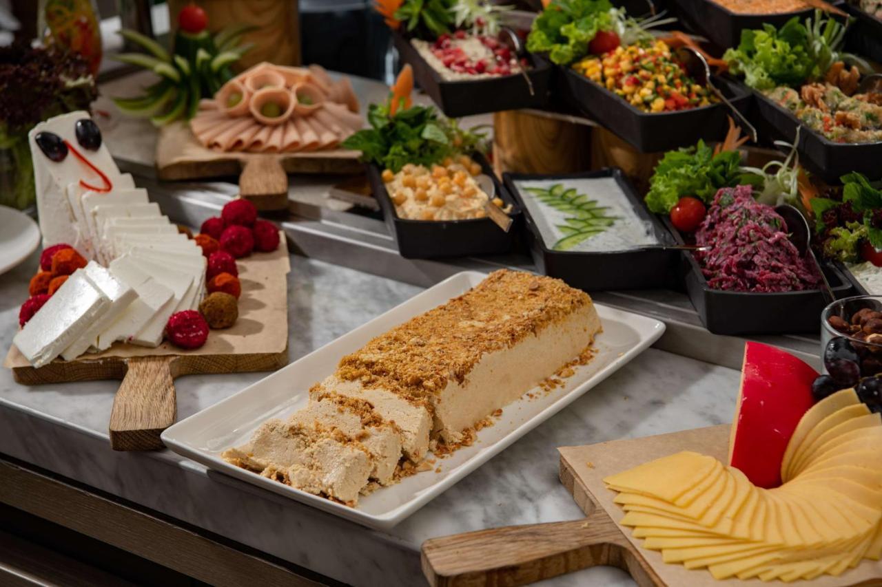 Park Inn By Radisson Makkah Aziziyah Mecca ภายนอก รูปภาพ A buffet at a luxury hotel