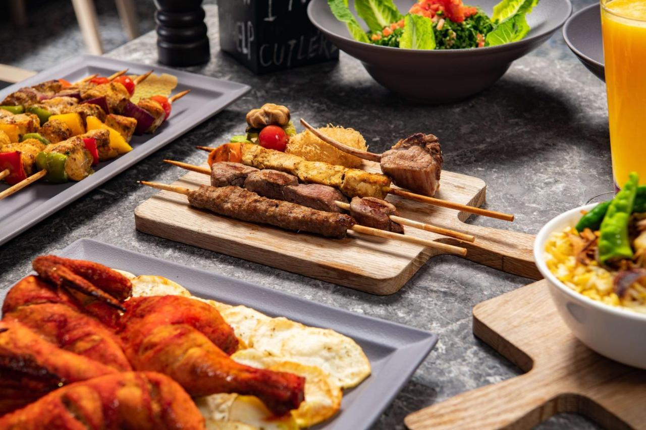 Park Inn By Radisson Makkah Aziziyah Mecca ภายนอก รูปภาพ A buffet at a luxury hotel