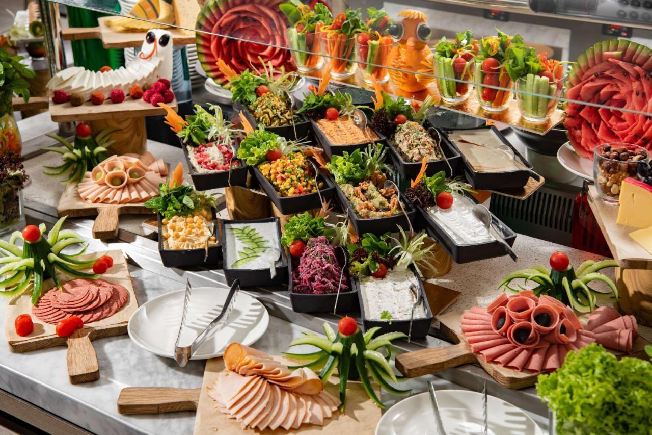 Park Inn By Radisson Makkah Aziziyah Mecca ภายนอก รูปภาพ A buffet at a luxury hotel