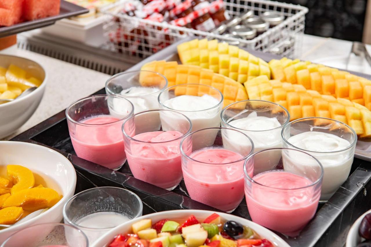 Park Inn By Radisson Makkah Aziziyah Mecca ภายนอก รูปภาพ Yogurt and fruit at a buffet breakfast