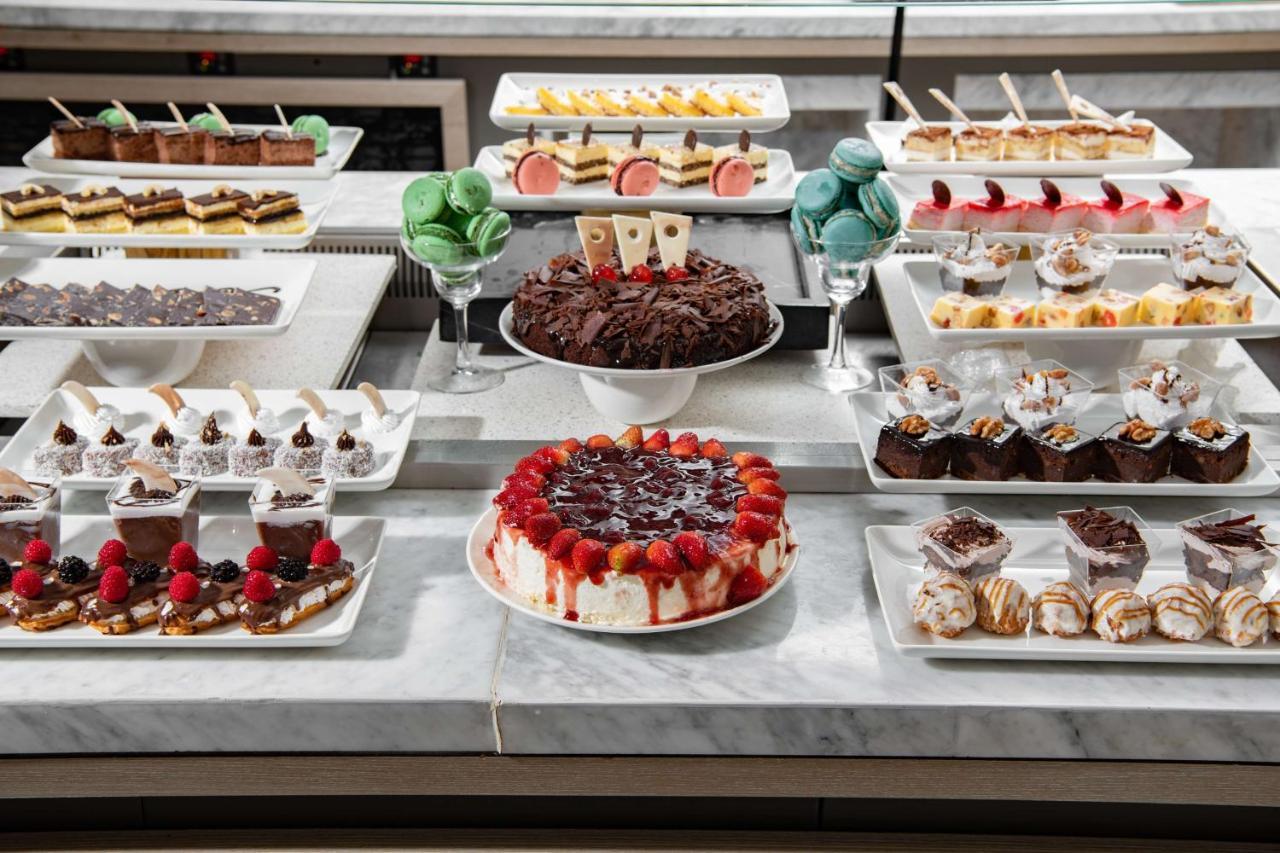 Park Inn By Radisson Makkah Aziziyah Mecca ภายนอก รูปภาพ A selection of desserts