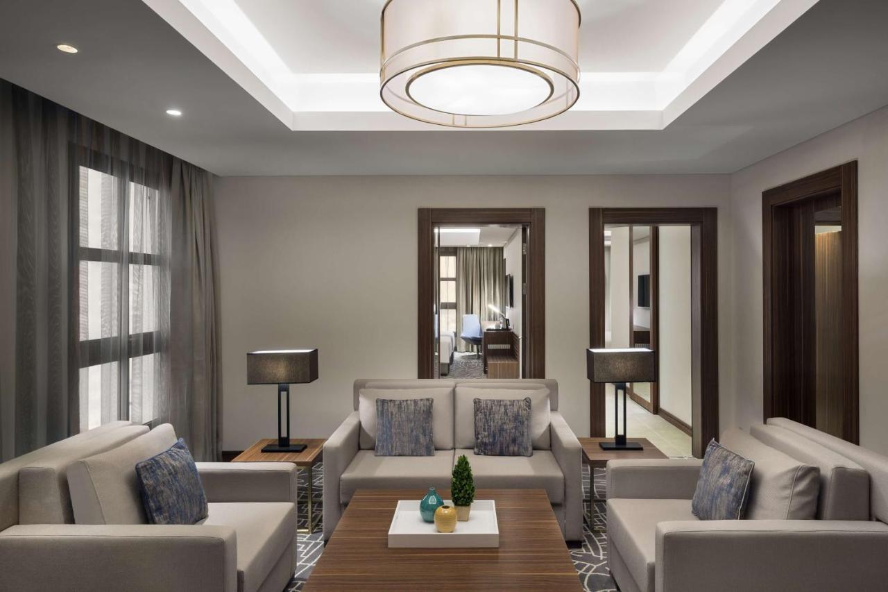 Park Inn By Radisson Makkah Aziziyah Mecca ภายนอก รูปภาพ A living room in a suite at the hotel